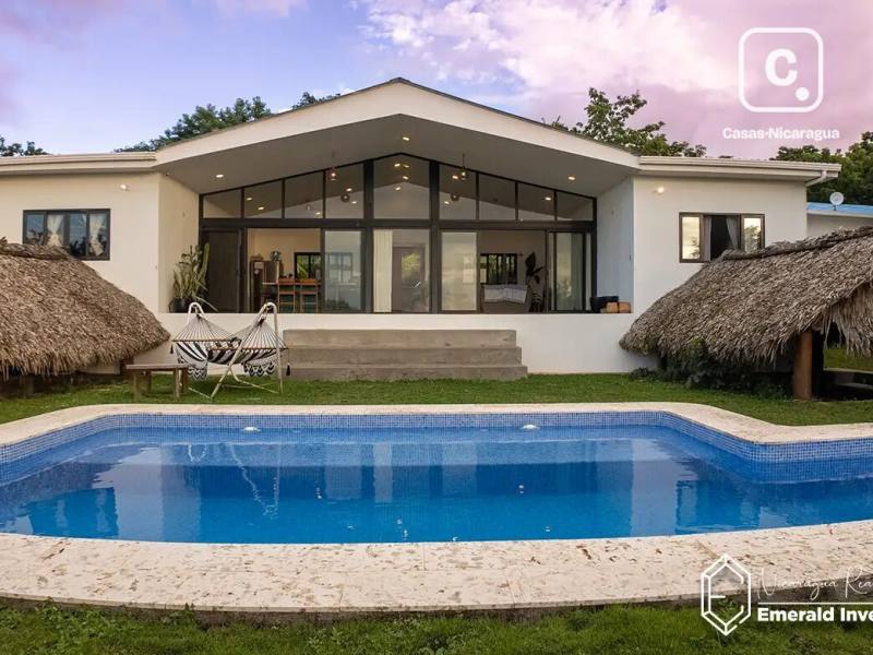 Casa de 3 habitaciones en 15,252 m² con piscina y terreno de expansión, San Juan del Sur