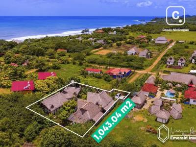 Casa de 3 habitaciones (eco-lodge) en 1,043 m² en Playa Popoyo, Tola
