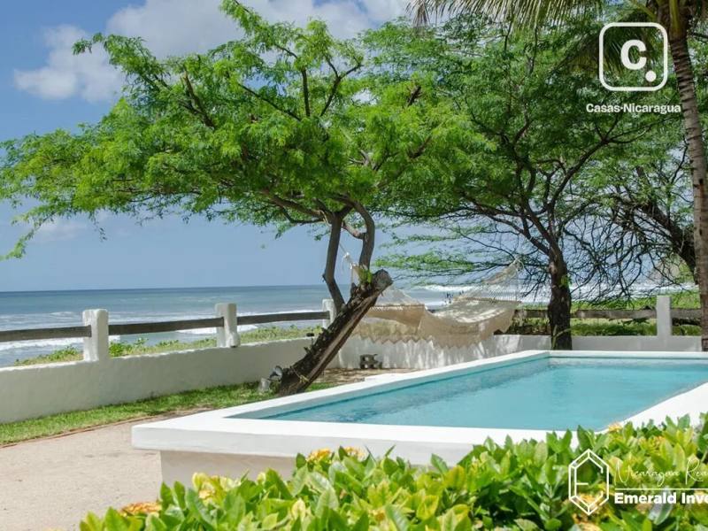 Villa de 5 habitaciones en 481 m² frente a la playa en Hacienda Iguana, Tola