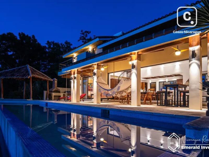 Casa de 4 habitaciones en 6,110 m² con vista al mar en Rancho Santana, Tola
