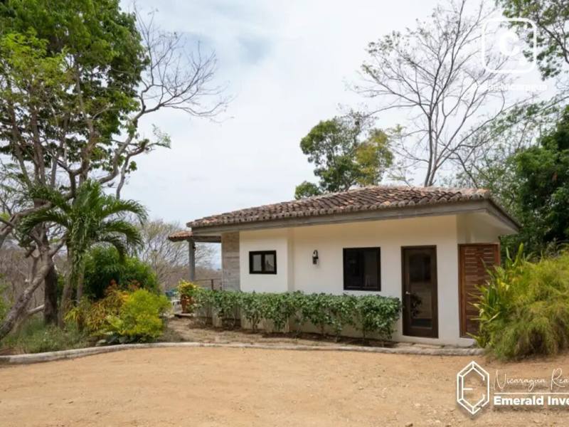 Casa de 1 habitación en 10,926 m² con vista al mar en Rancho Santana, Tola