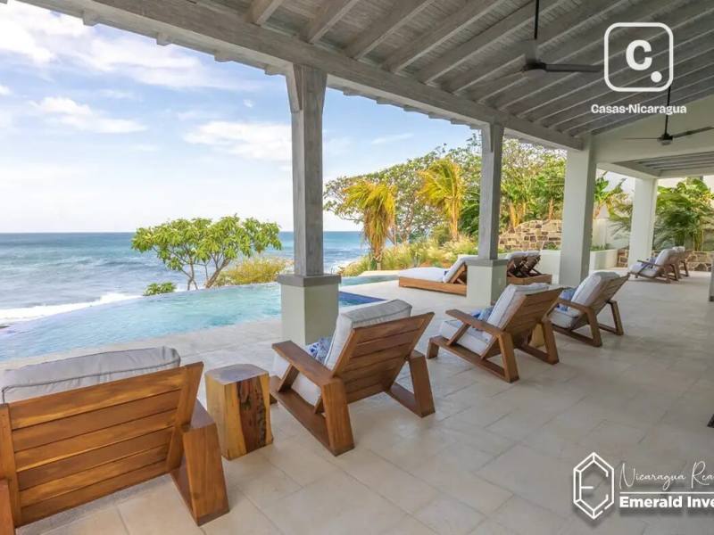 Casa de 5 habitaciones en 481 m² frente a Playa Rosada, Rancho Santana, Tola