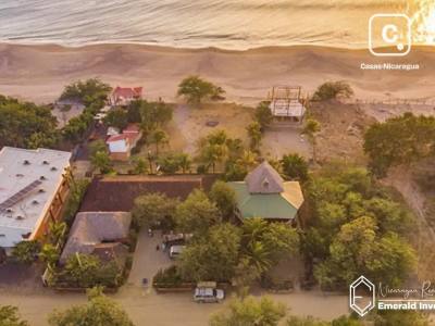 Hotel de 6 habitaciones con 2 lotes frente a playa en Playa Guasacate, Tola