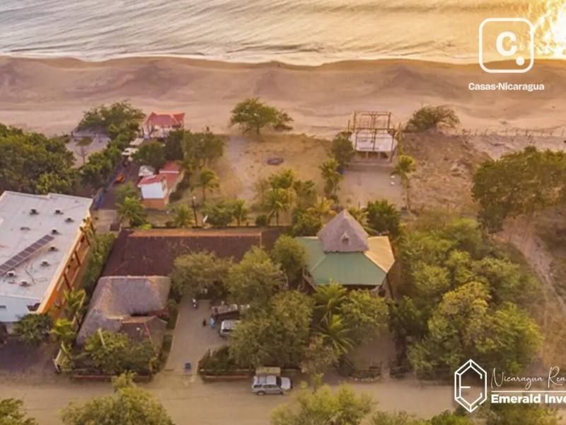 Hotel de 6 habitaciones con 2 lotes frente a playa en Playa Guasacate, Tola