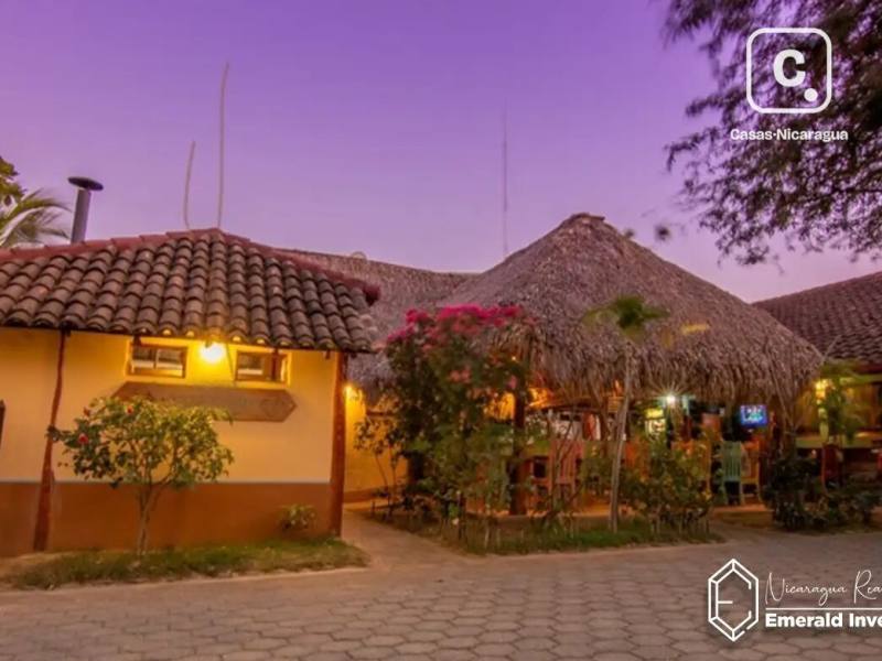 Hotel de 6 habitaciones con 2 lotes frente a playa en Playa Guasacate, Tola
