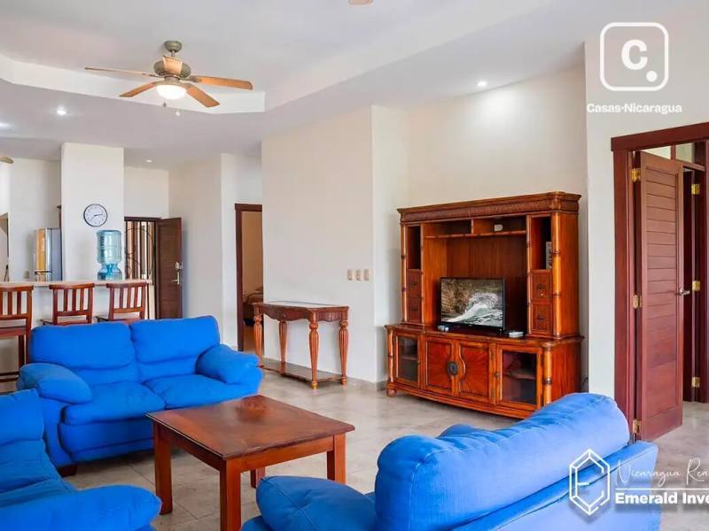 Apartamento de 2 habitaciones en 121 m² frente al mar en Hacienda Iguana, Tola