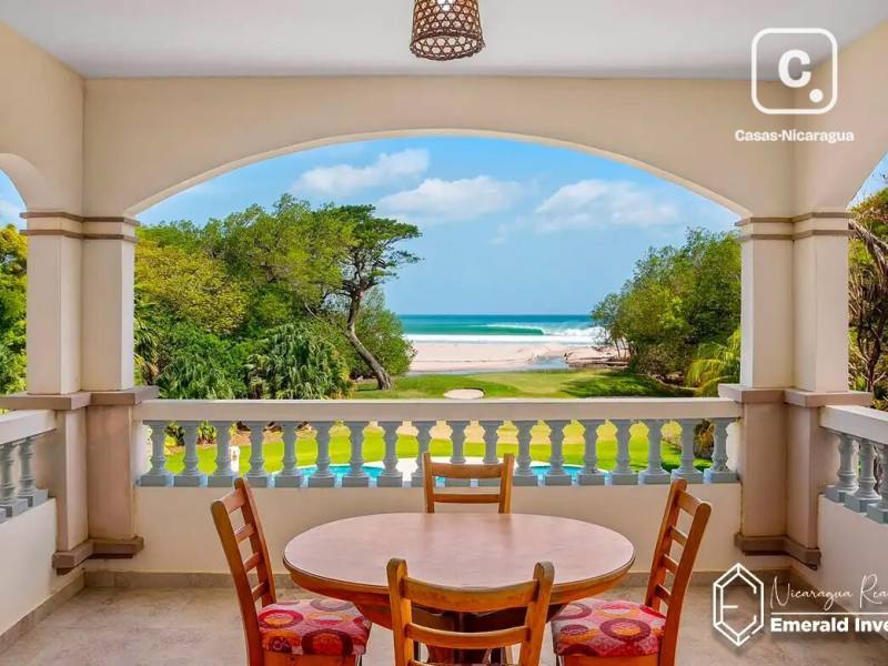 Apartamento de 2 habitaciones en 121 m² frente al mar en Hacienda Iguana, Tola