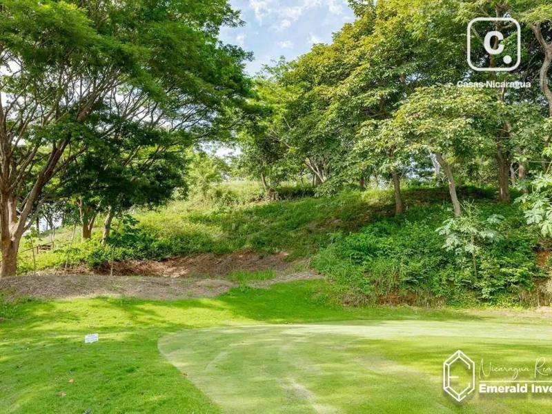 Lote de 1,154 m² con vista al campo de golf en Hacienda Iguana, Tola