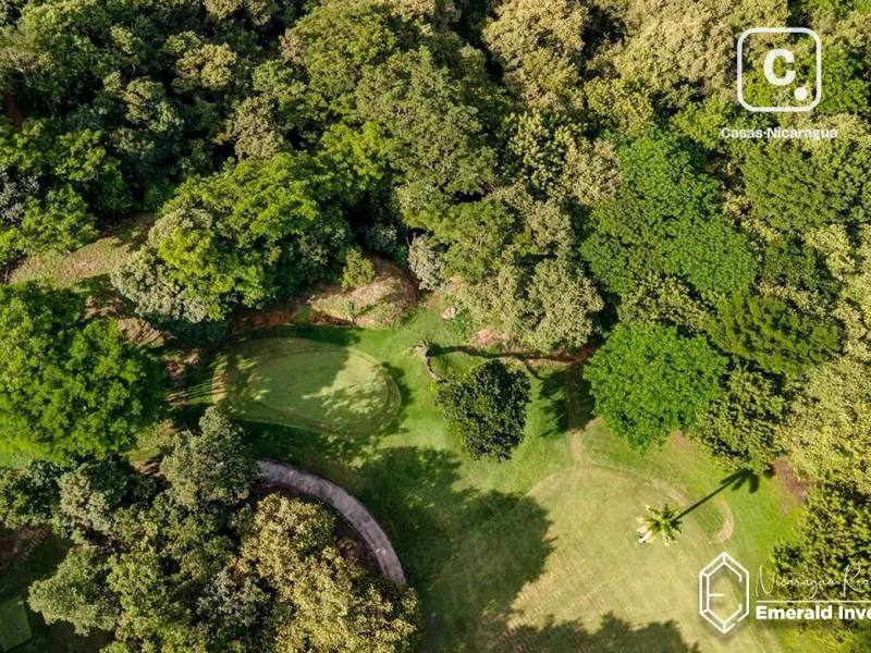 Lote de 1,154 m² con vista al campo de golf en Hacienda Iguana, Tola