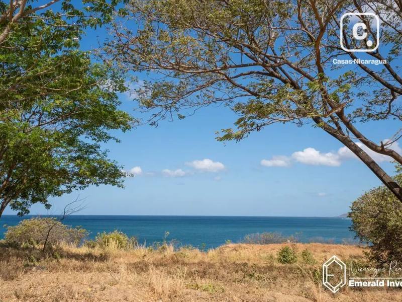 Terreno de 3,682.64 m² con vista al mar en Las Playas, Rancho Santana, Tola