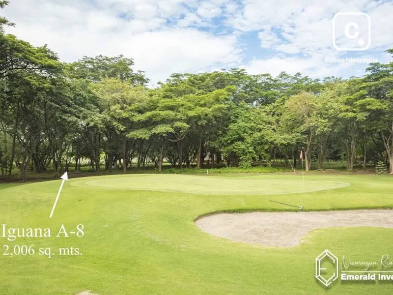 Terreno de 2,006 m² sobre el campo de golf en Hacienda Iguana, Tola