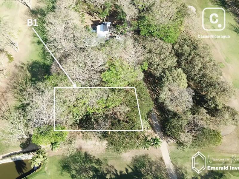 Terreno esquinero de 1,321 m² con vista al hoyo 6 en Hacienda Iguana, Tola