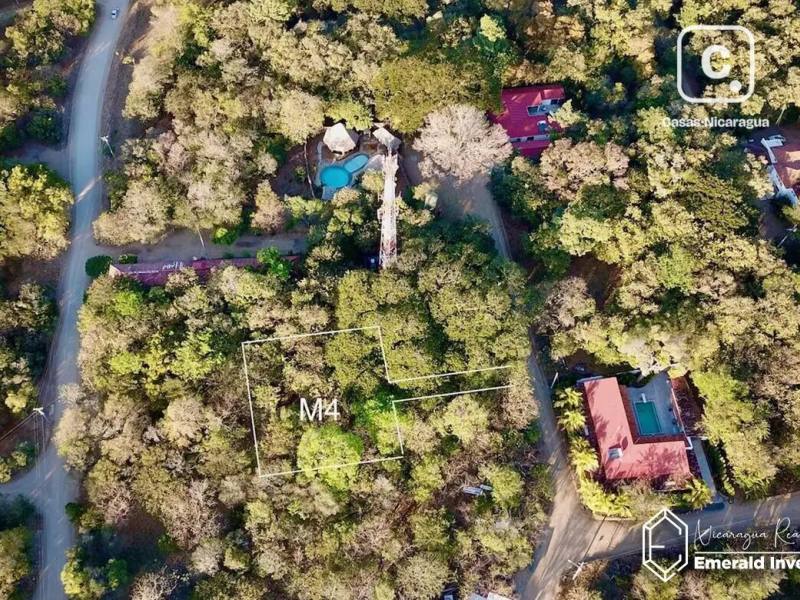 Terreno de 1,011.71 m² a pasos de Playa Colorado en Hacienda Iguana, Tola