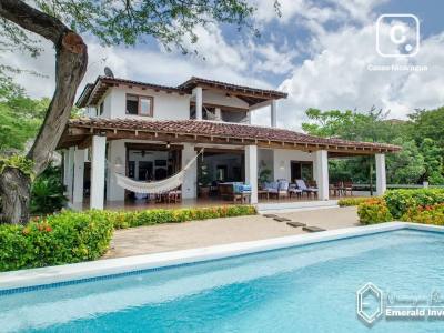Villa de 5 habitaciones en 481 m² frente a la playa en Hacienda Iguana, Tola