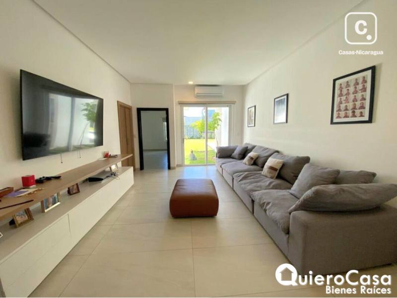 Casa en venta en Santo Domingo, Managua – 4 hab, 380 m², US$ 700,000