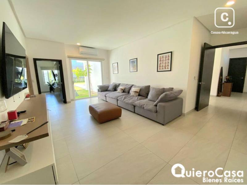 Casa en venta en Santo Domingo, Managua – 4 hab, 380 m², US$ 700,000