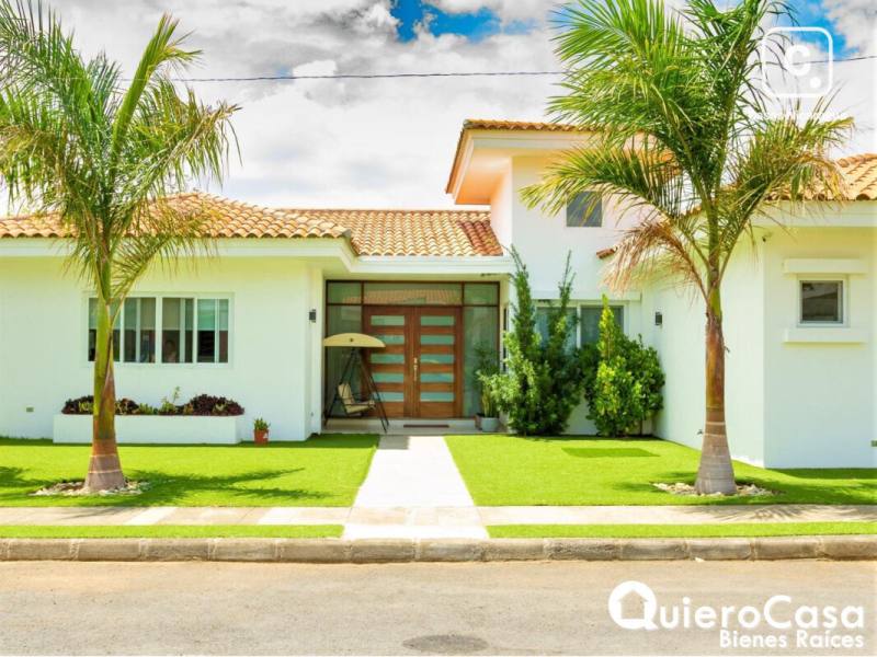 Casa en venta en Santo Domingo, Managua – 4 hab, 350 m², US$ 470,000