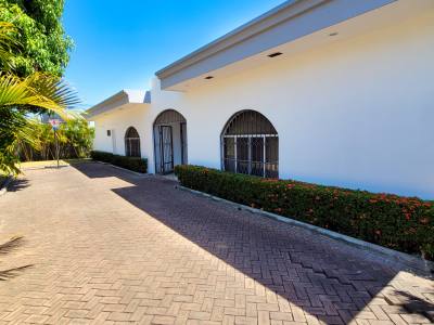 Venta de casa en Los Robles, Managua