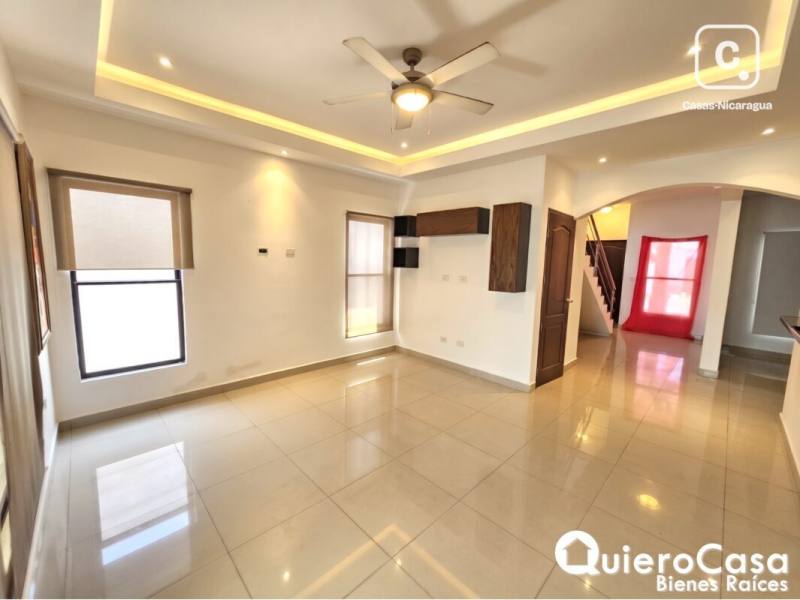 Casa en alquiler en Las Colinas, Managua – 3 hab, Ref QCCF2586