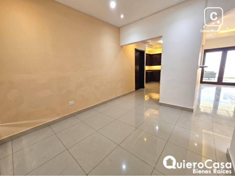 Casa en alquiler en Las Colinas, Managua – 3 hab, Ref QCCF2586