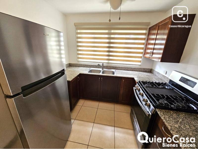 Casa en alquiler en Las Colinas, Managua – 3 hab, Ref QCCF2434