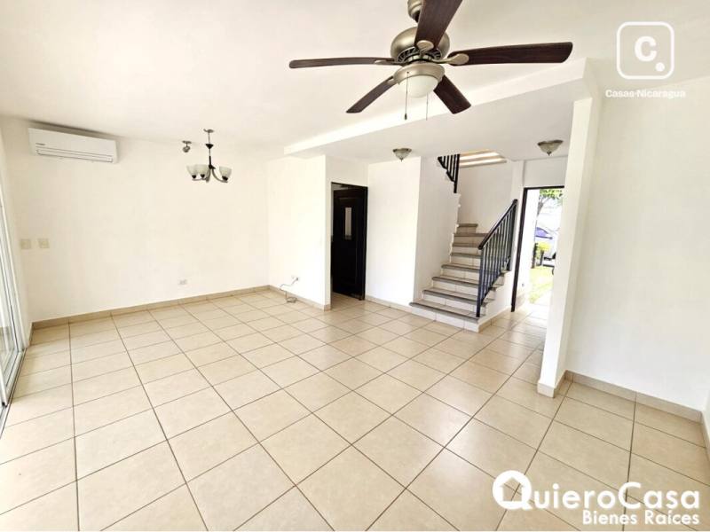 Casa en alquiler en Las Colinas, Managua – 3 hab, Ref QCCF2434
