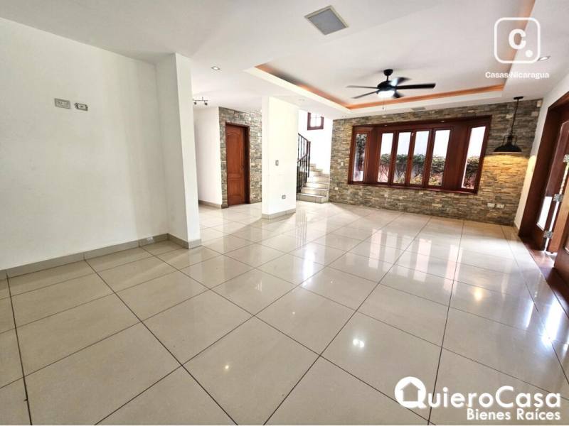 Casa en alquiler en Las Colinas, Managua – 3 hab, US$ 2,000/mes