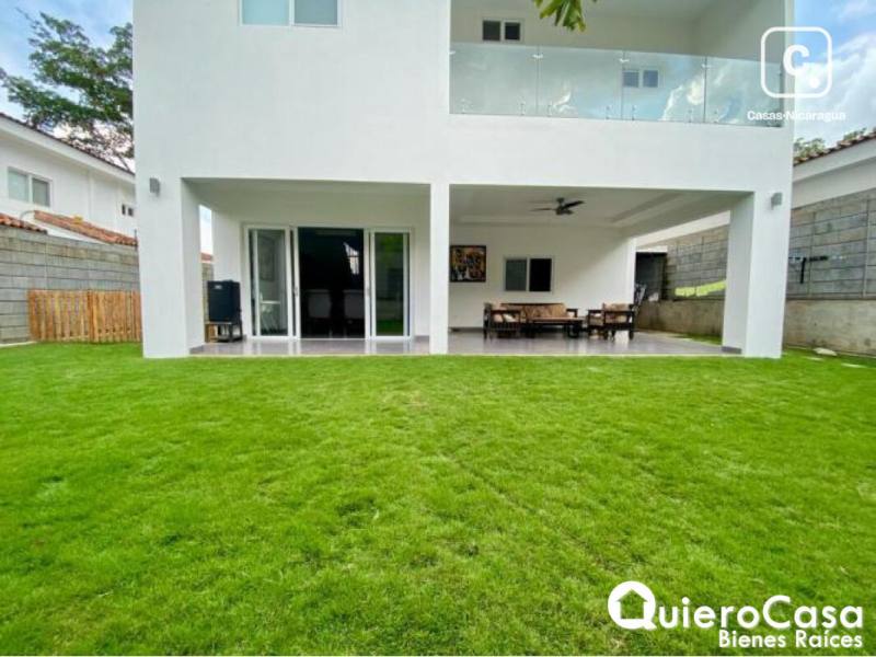 Casa en venta en Santo Domingo, Managua – 4 hab, 300 m², US$ 380,000
