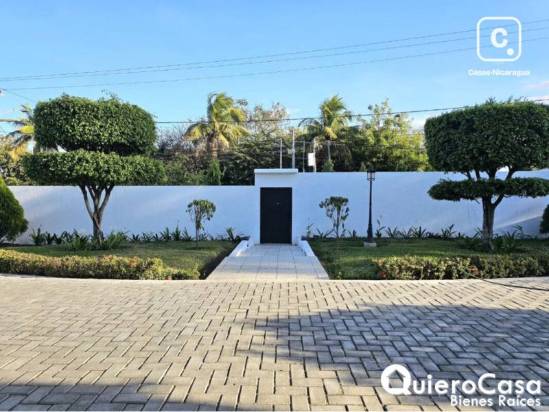 Casa en alquiler en Las Colinas, Managua – 3 hab, Ref QCCJ0775