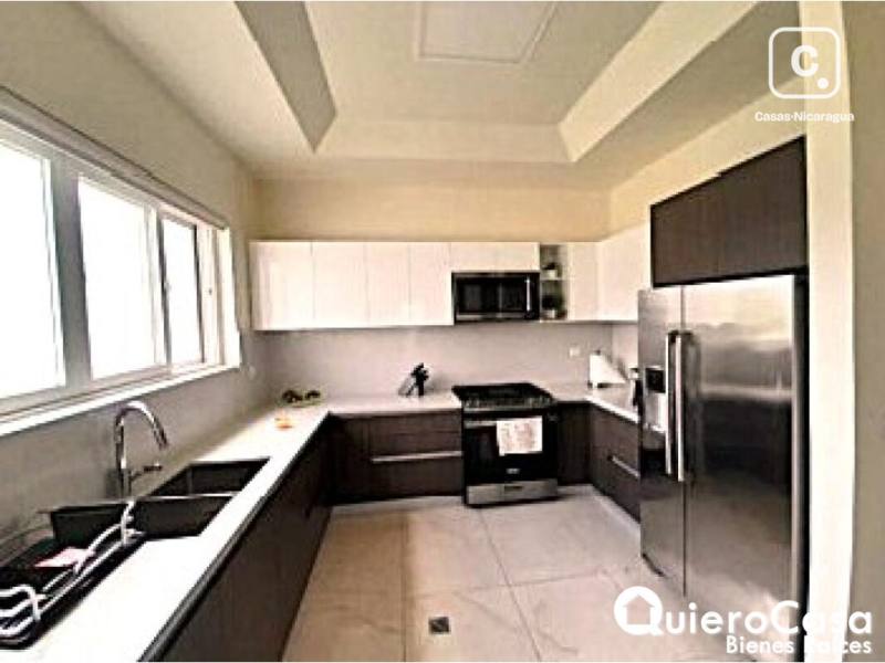 Casa en venta en Las Colinas, Managua – 3 hab, 300 m², US$ 385,000