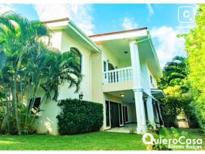 Casa en venta en Las Cumbres, Managua – 4 hab, 408 m², US$ 420,000