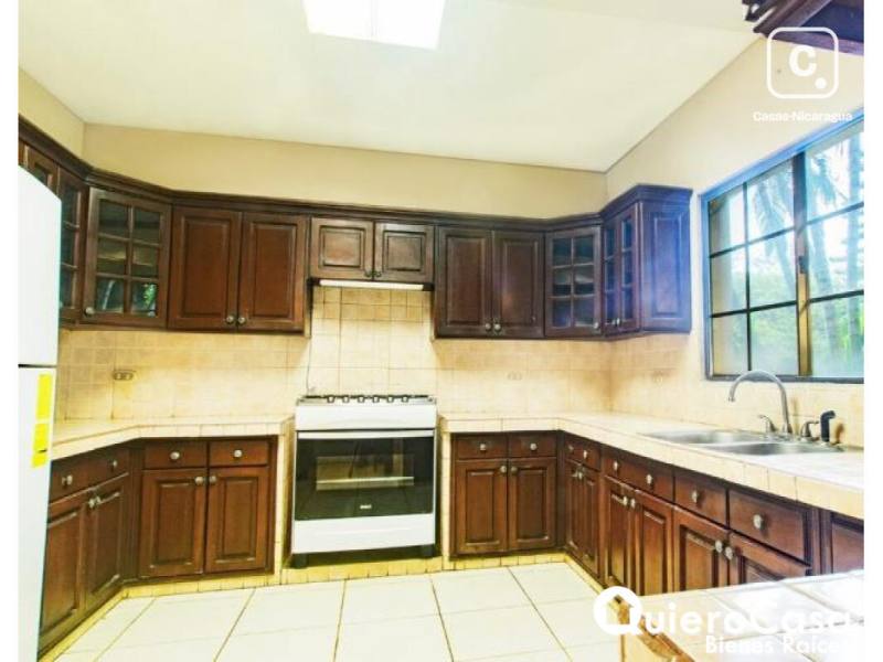 Casa en venta en Las Cumbres, Managua – 4 hab, 408 m², US$ 420,000