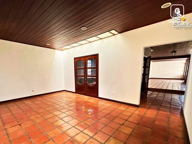Casa en venta en Los Robles, Managua – 4 hab, 374 m²