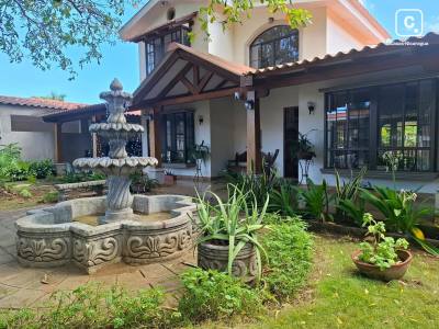 Casa en venta en Reparto San Juan, Managua – 4 hab, 300 m², US$ 295,000