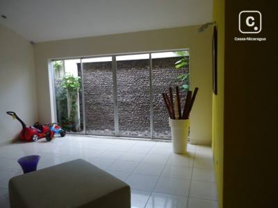 Casa en venta en Pista Jean Paul Genie, Managua – 3 hab, 400 m²