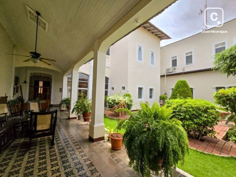 Apartamento en venta en Granada – 6 hab, 910 m²