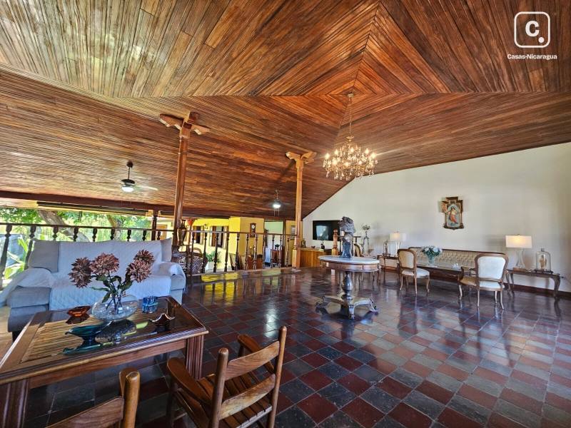 Local comercial en venta en Granada – 441 m²