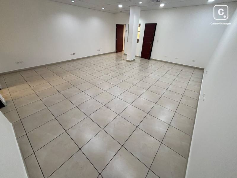 Oficina en alquiler en Villa Fontana, Managua – 143 varas²