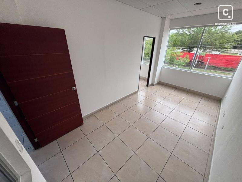 Oficina en alquiler en Villa Fontana, Managua – 143 varas²