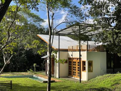 Casa de 2 habitaciones en terreno de 7,916 m² junto a un río, sur de San Juan del Sur